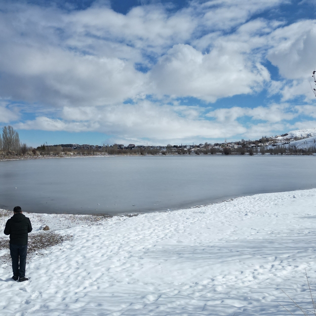 Sivas'ta, Serpincik Göleti'nin yüzeyi buz tuttu