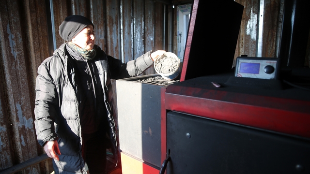 Edirne'de üreticiler seralarını kalorifer kazanıyla ısıtıp fidelerini dona karşı koruyor