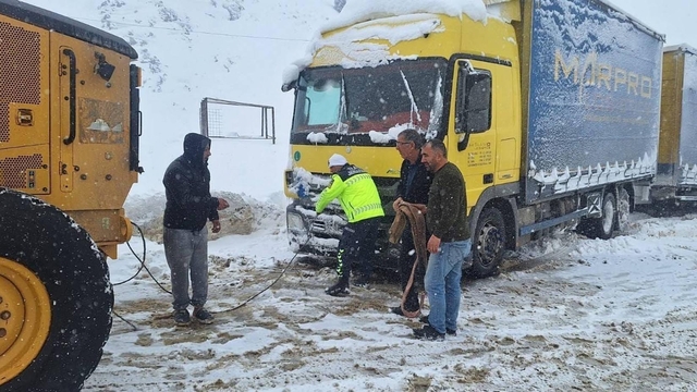 Doğu'da kar esareti; 2 bin 666 yerleşim yeri ulaşıma kapandı (3)