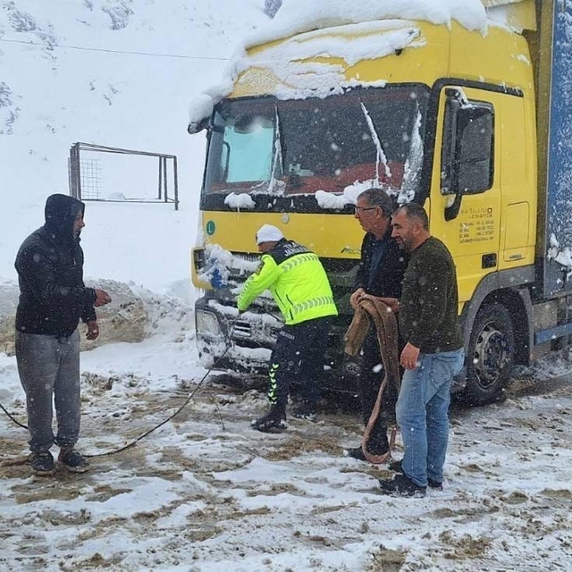 Doğu'da kar esareti; 2 bin 666 yerleşim yeri ulaşıma kapandı (3)
