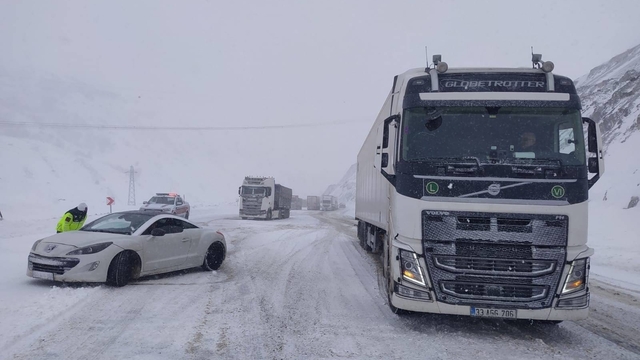 Erzurum'da jandarma, kar nedeniyle yolda mahsur kalan 143 kişiyi kurtardı