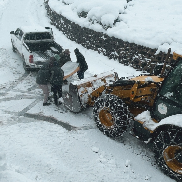 Rize'de kar yağışı; 208 köy yolu kapandı, cenazeler iş makinesiyle taşındı
