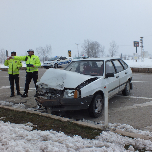 Tokat'ta iki otomobilin çarpıştığı kazada 3 kişi yaralandı