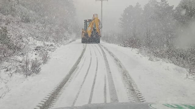 Çanakkale'de kar yağışı nedeniyle kapanan 20 köy yolundan 16'sı açıldı
