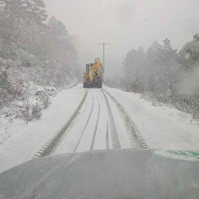 Çanakkale'de kar yağışı nedeniyle kapanan 20 köy yolundan 16'sı açıldı