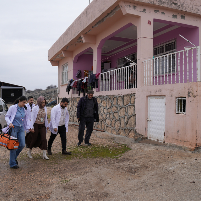 Diyarbakır'da sağlık ekiplerinden kırsal mahallelerdeki hastalara mobil hiz...