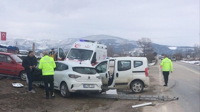 Amasya'da otomobil ile hafif ticari araç çarpıştı, 3 kişi yaralandı
