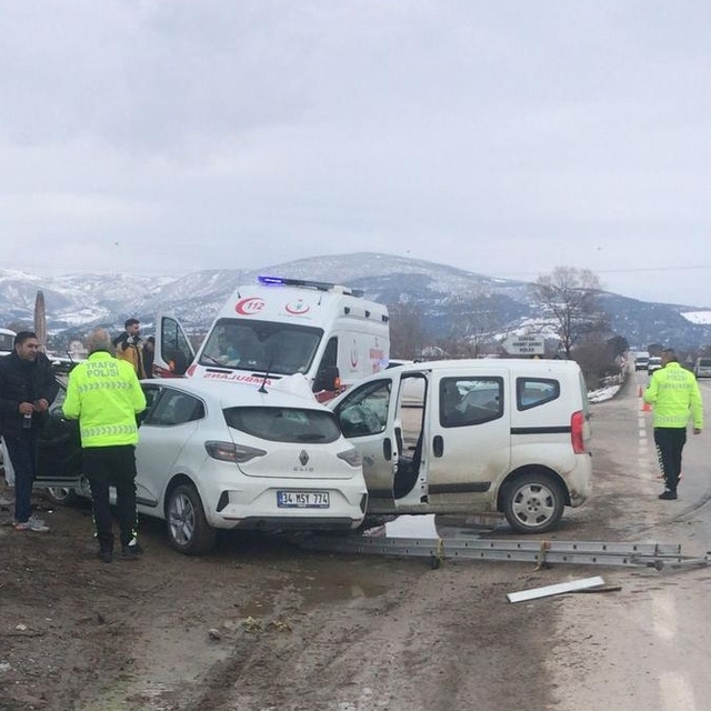 Amasya'da otomobil ile hafif ticari araç çarpıştı, 3 kişi yaralandı