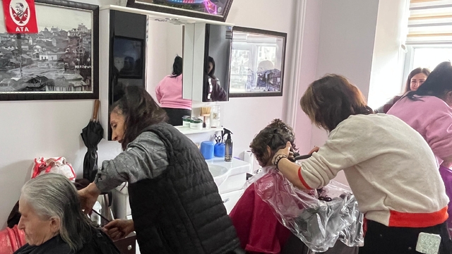 Merzifon'da kuaförler huzurevi sakinlerine bakım yaptı