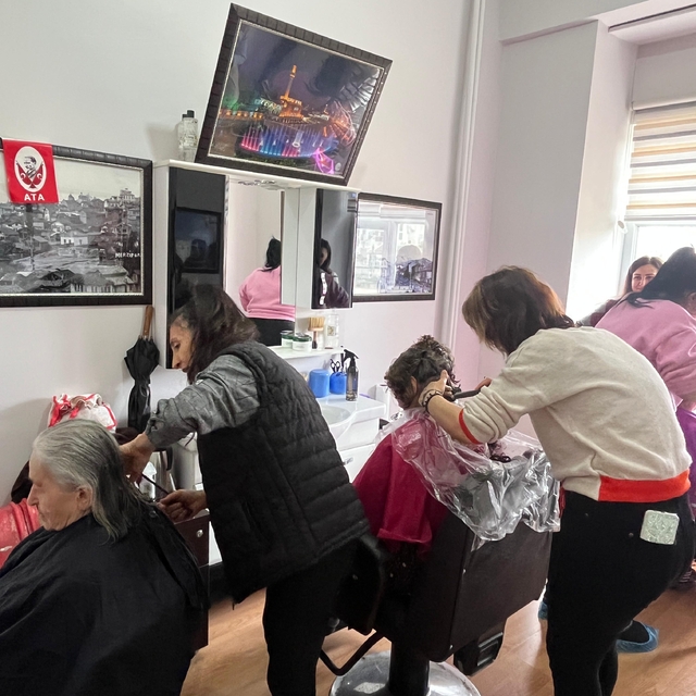 Merzifon'da kuaförler huzurevi sakinlerine bakım yaptı