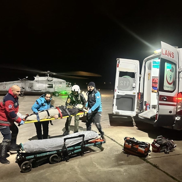 Gökçeada'da rahatsızlanan kişi askeri helikopterle Çanakkale'ye getirildi