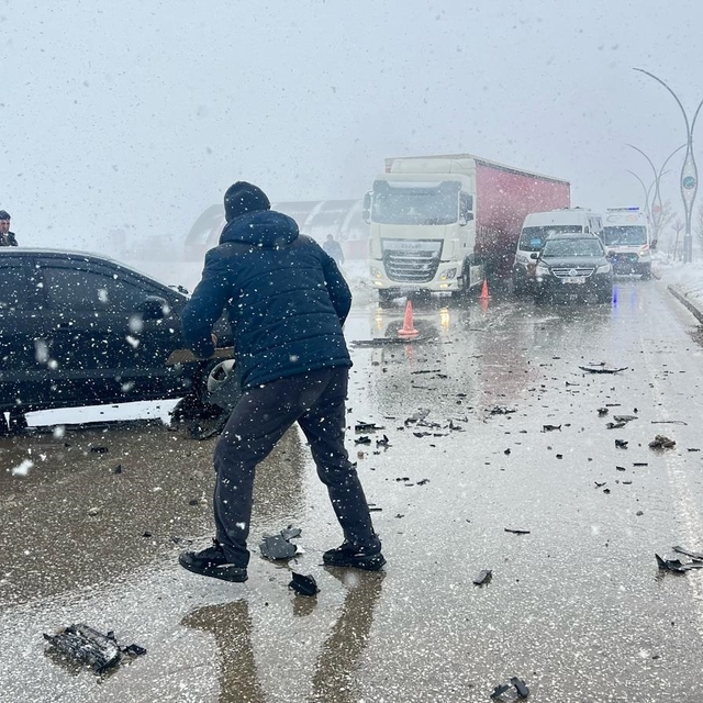 Karlı yolda aynı yöne giden otomobiller çarpıştı: 2 yaralı
