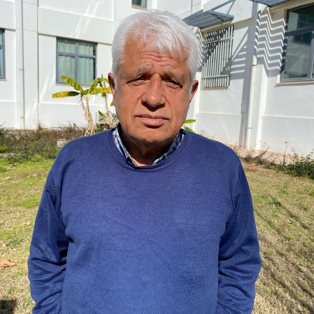 Dalış yapan profesör su altında bulduğu uçurtmayı akıntıda yüzdürdü