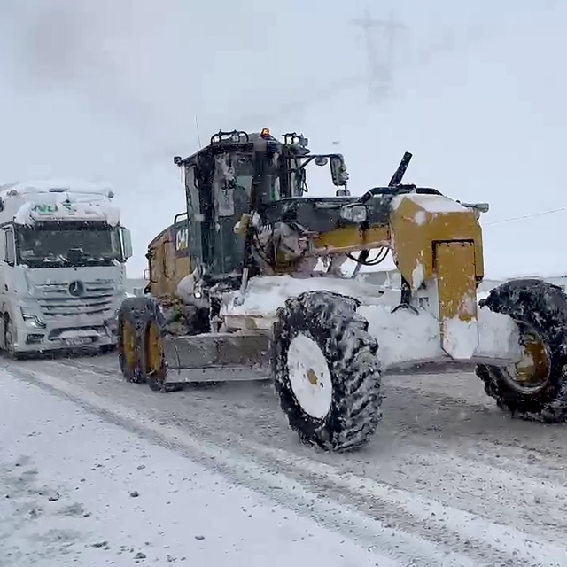 Doğu'da kar esareti; 2 bin 666 yerleşim yeri ulaşıma kapandı (4)