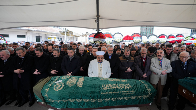 Bakan Işıkhan'ın ablası Seyhan Güneş, İzmir'de son yolculuğuna uğurlandı