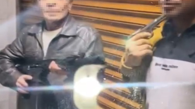 İki arkadaşı ile şakalaşırken kazara kendisini boynundan vurdu; o anlar kamerada