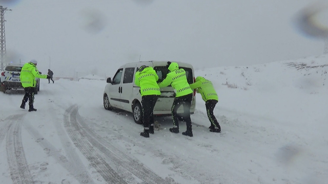 Bitlis'te, trafik polisleri yolda kalan araçları itti