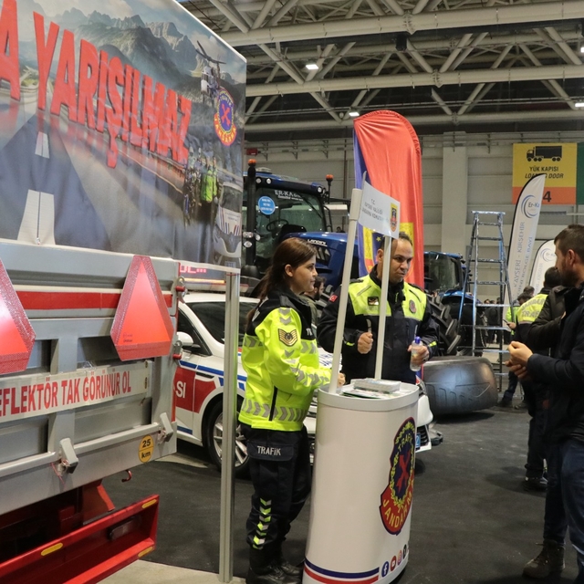 Kayseri'de jandarma, tarım fuarında çiftçileri bilgilendirdi