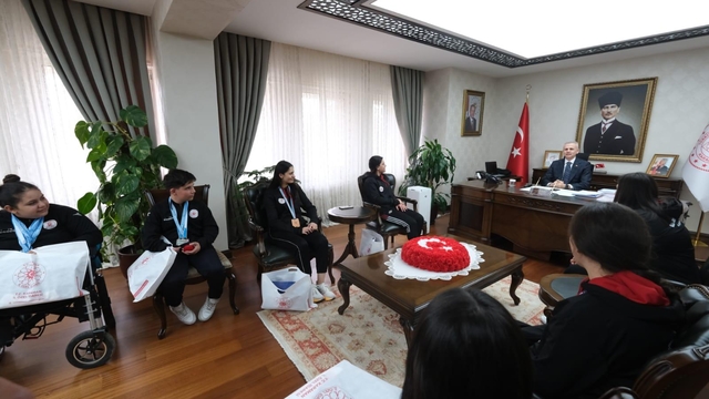 Karaman Valisi Çiçekli, başarılı sporcuları ödüllendirdi