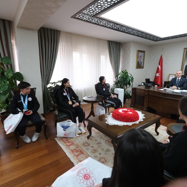 Karaman Valisi Çiçekli, başarılı sporcuları ödüllendirdi