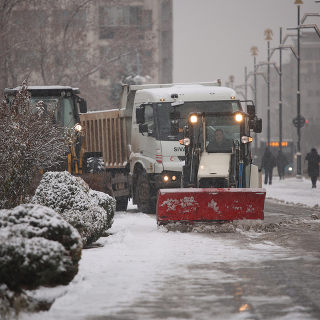 Sivas Belediyesi 55 araç ve 178 personelle karla mücadele çalışması yapıyor...