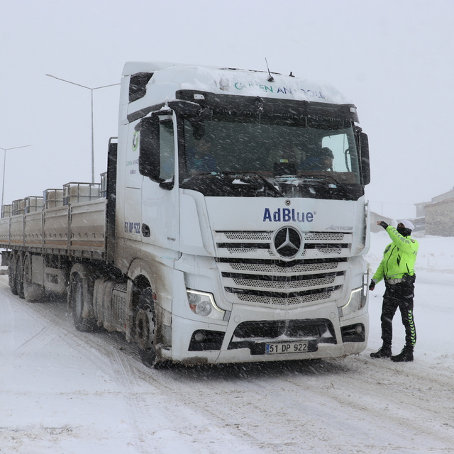 Erzurum'da kar ve tipi nedeniyle ulaşımda aksamalar yaşanıyor