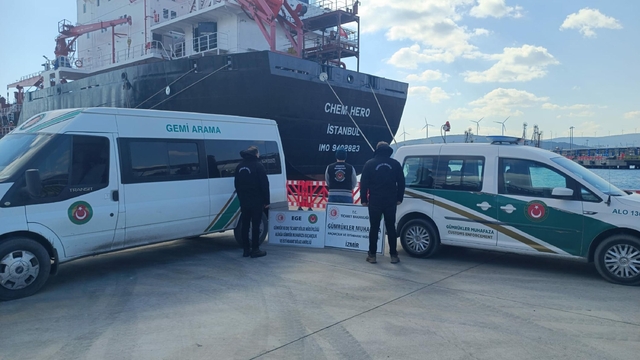 Gümrük ekipleri, tankerde tespit edilen fazla yakıta el koydu