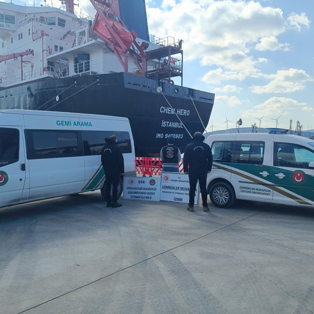 Gümrük ekipleri, tankerde tespit edilen fazla yakıta el koydu