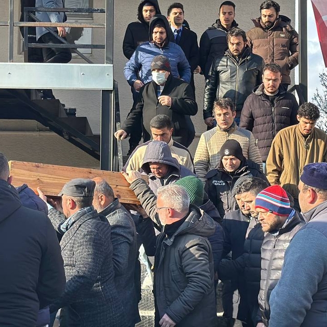 Düzce'de babasının park etmeye çalıştığı aracın altında kalan çocuk hayatın...