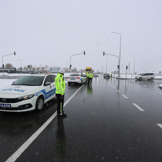 Iğdır'da yoğun kar yağışı etkili oluyor