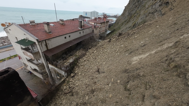 İnebolu'da aşırı yağışlar heyelana yol açtı