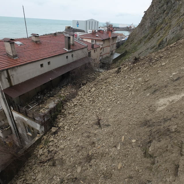 İnebolu'da aşırı yağışlar heyelana yol açtı