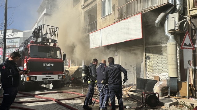Antalya'da matbaa deposunda çıkan yangın hasara yol açtı