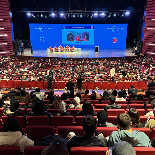 Türk Yıldızları ekibi, "İKAF'25"te gençlerle buluştu
