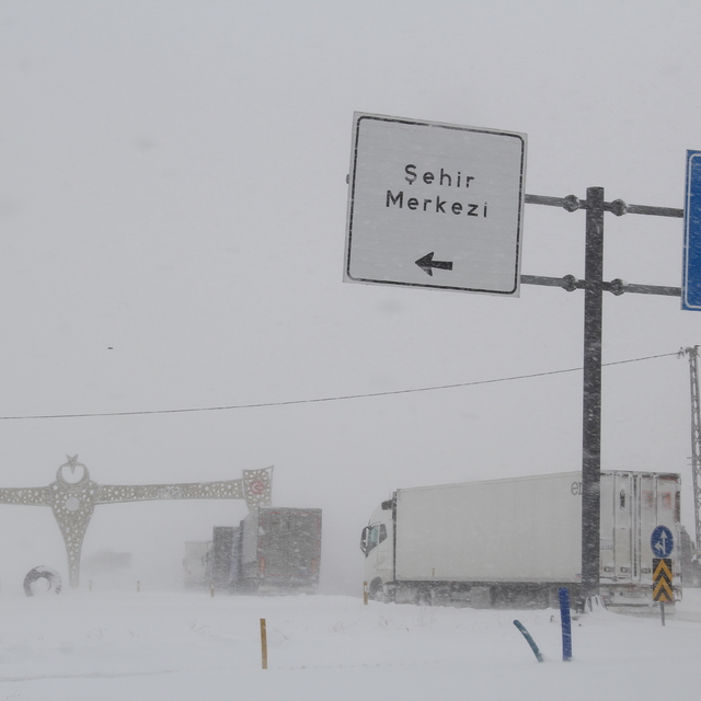 Bingöl-Erzurum kara yolu kar ve tipi nedeniyle tır trafiğine kapatıldı