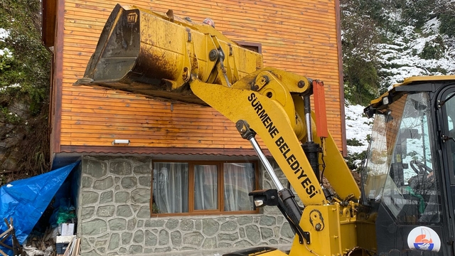 Trabzon'da bir çift, heyelan sonucu mahsur kaldıkları evden iş makinesiyle çıkarıldı