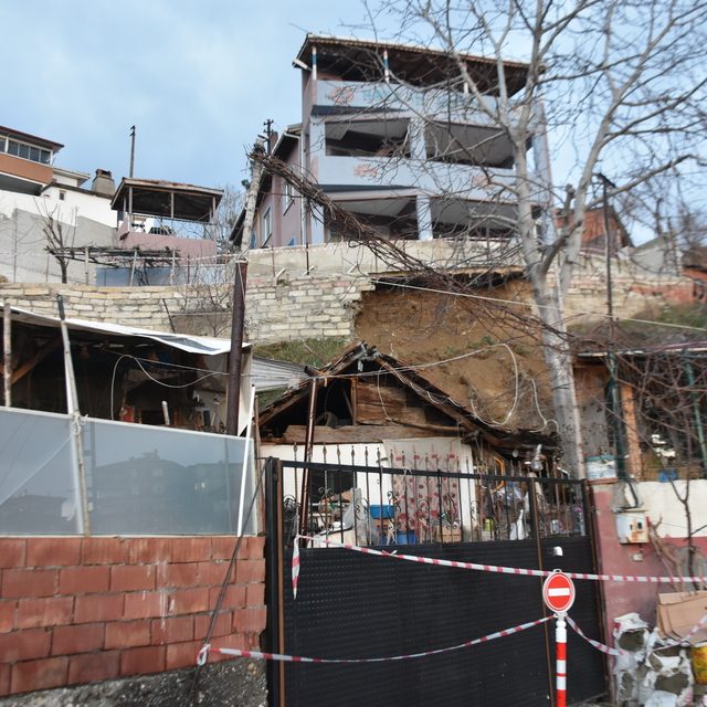 Sinop'ta istinat duvarının çökmesinin ardından bir apartman ile bir ev tahl...