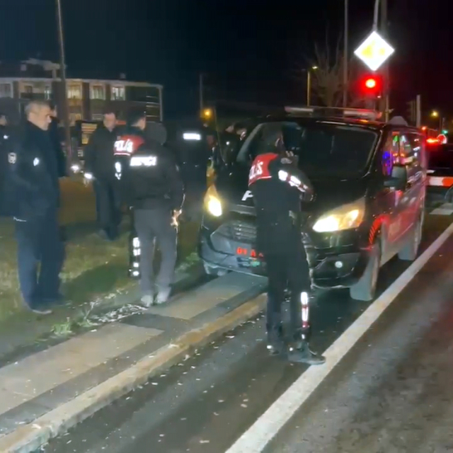 'Dur' ihtarına uymayıp, otomobiliyle polise çarptı; o anlar kamerada