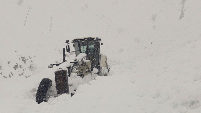 Muş'ta köy yolunda çalışma yapan iş makinesinin üzerine çığ düştü