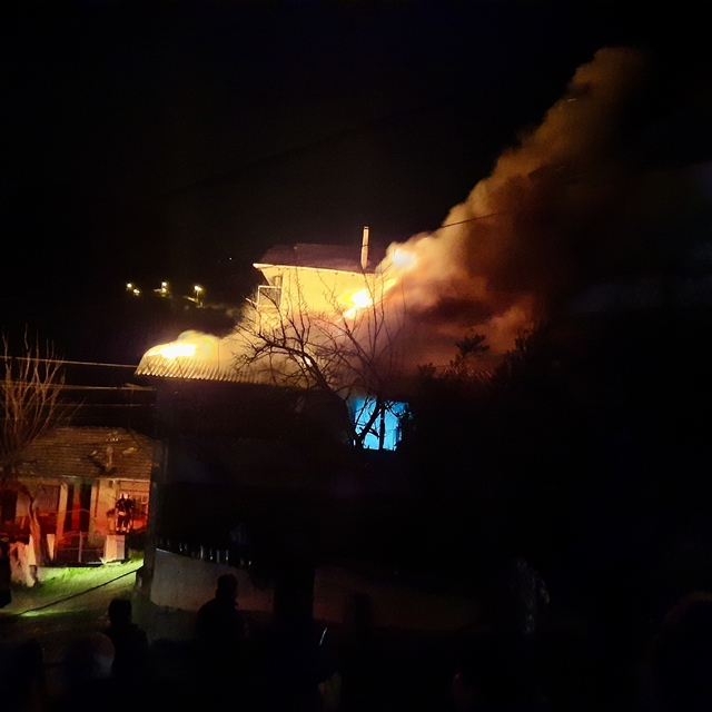 Kocaeli'de evin çatısında çıkan yangın söndürüldü