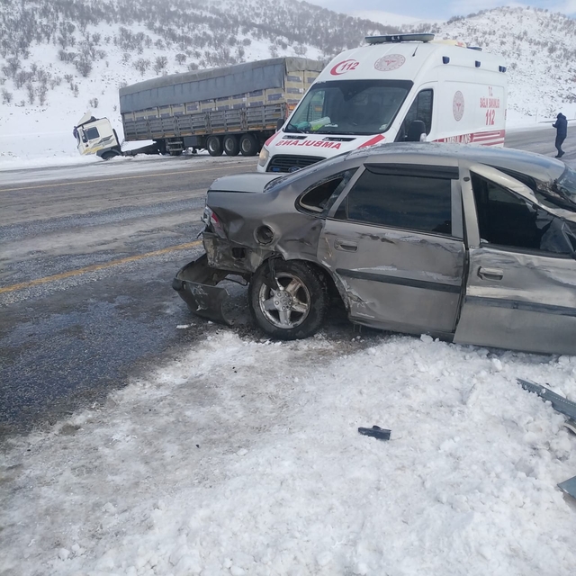 Malatya'da tırla otomobilin çarpıştığı kazada 2 kişi yaralandı
