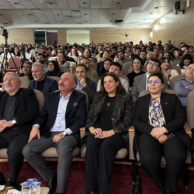 Çorum'da şehit Erol Olçok adına düzenlenen etkinlikte protokol üyeleri şiir...