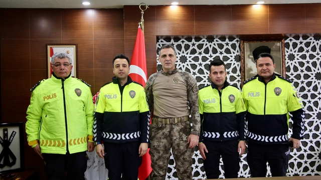 Kayseri'de otomobiliyle yolda kalan sürücüye polis yardım etti