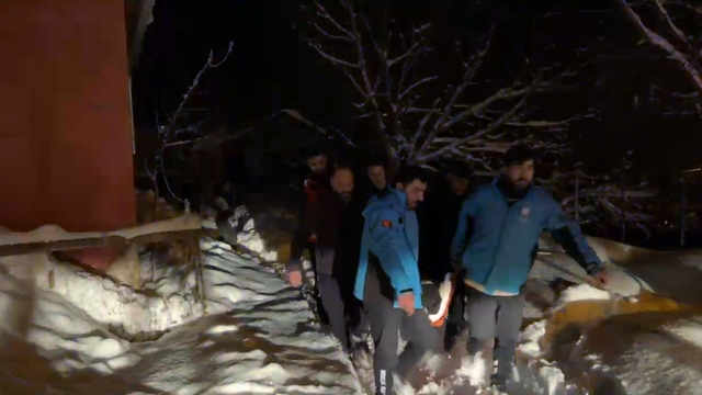 Muş'ta yolu kardan kapanan köydeki hasta, ekiplerin çalışmasıyla hastaneye ulaştırıldı