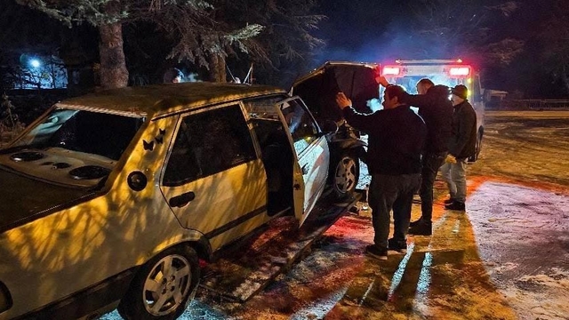 Bolu'da buzlanan yolda otomobil, fabrikanın bahçesine uçtu