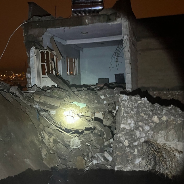 Siirt'te 2 katlı metruk bina çöktü