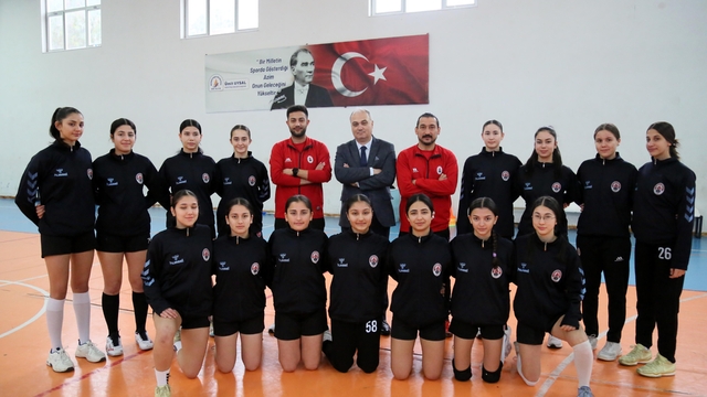 Ortaokul sonrası aynı liseye geçip, hentbolda 4'üncü kez Türkiye şampiyonu oldular