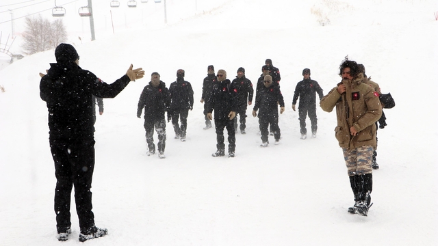 Kurtarma ekibinin tipide 'kış' eğitimi