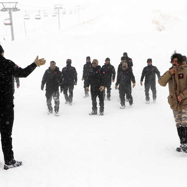 Kurtarma ekibinin tipide 'kış' eğitimi