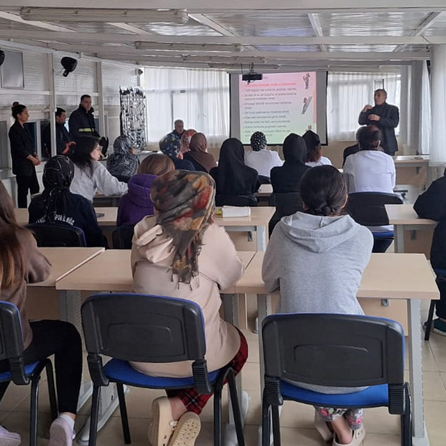 Çınarcık'ta itfaiye öğrenci yurtlarında eğitim verdi